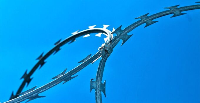 Razor Wire VS Barbed Wire – Which is More Efficient?