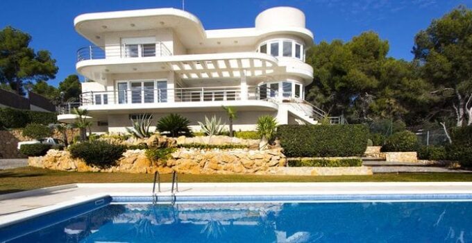 Three Advantages of Renting a Villa for Your Holidays in Spain