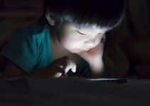 Letting Your Kid Use Smartphone Before Bedtime Can Distort Their Sleeping Routine