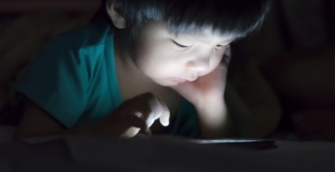 Letting Your Kid Use Smartphone Before Bedtime Can Distort Their Sleeping Routine