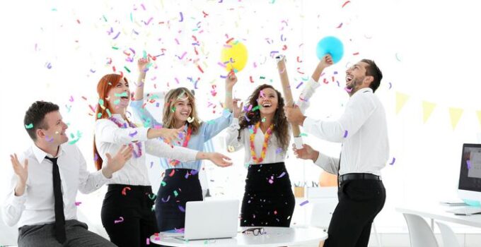 4 Reasons for Celebrating Work Anniversary in Business