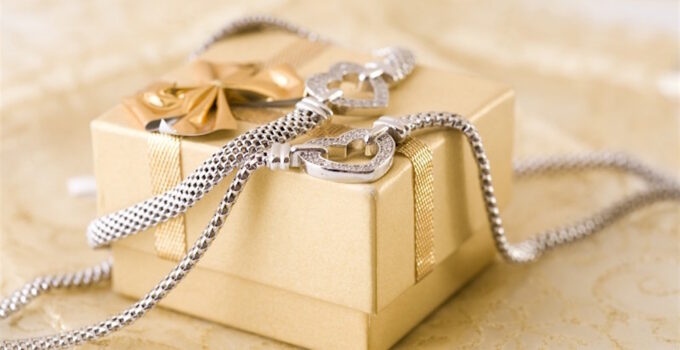 5 Reasons Why Jewelry is The Perfect Gift And How to Choose