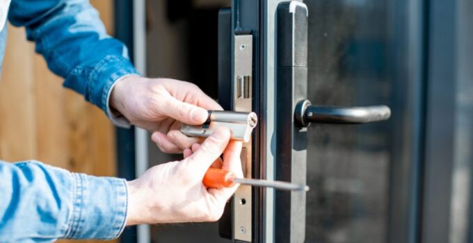 5 Tips for Becoming a Professional Locksmith – 2024 Guide