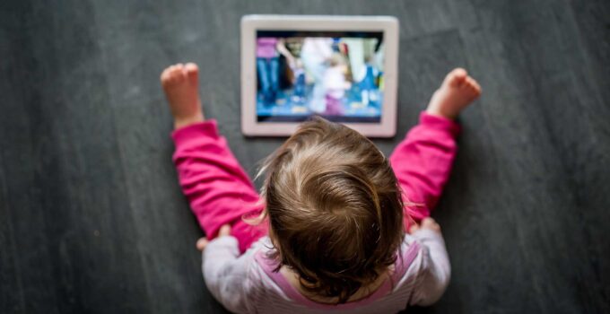 4 Benefits of Limiting Screen Time for Your Children – 2024 Guide