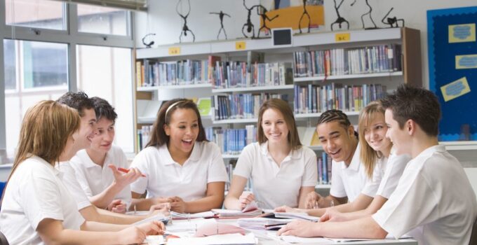 Why Students Are Encouraged to Work in Groups?