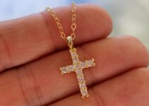 Elegant Faith: The Rising Trend of Women’s Gold Crosses (2024)