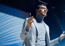 Why Your Convention Needs a Keynote Speaker: The Benefits Explained