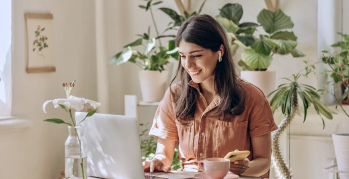 The Benefits of Online Chats for Peer Support