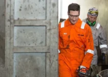 Flame Retardant Clothing Explained ─ Why Tradesmen Need It on High-Risk Jobs